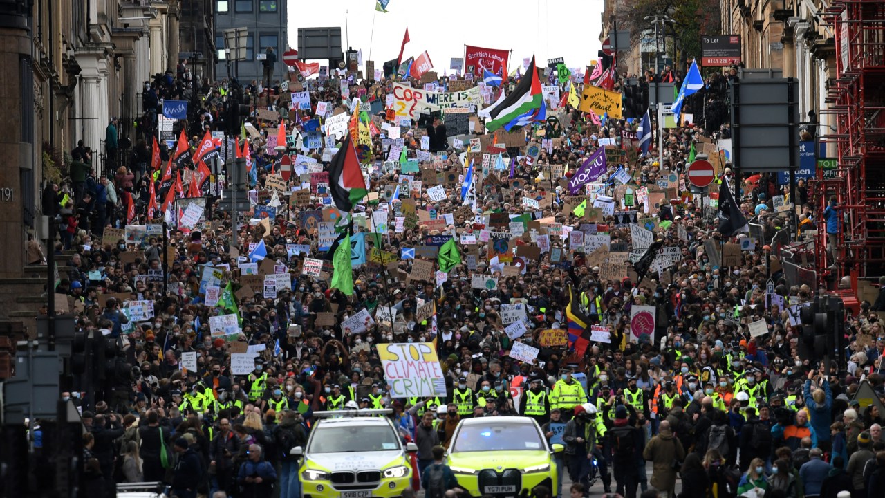 Manifestantes pedem maiores ações para conter aquecimento global em protesto em Glasgow, onde acontece a COP26. 05/11/2021
