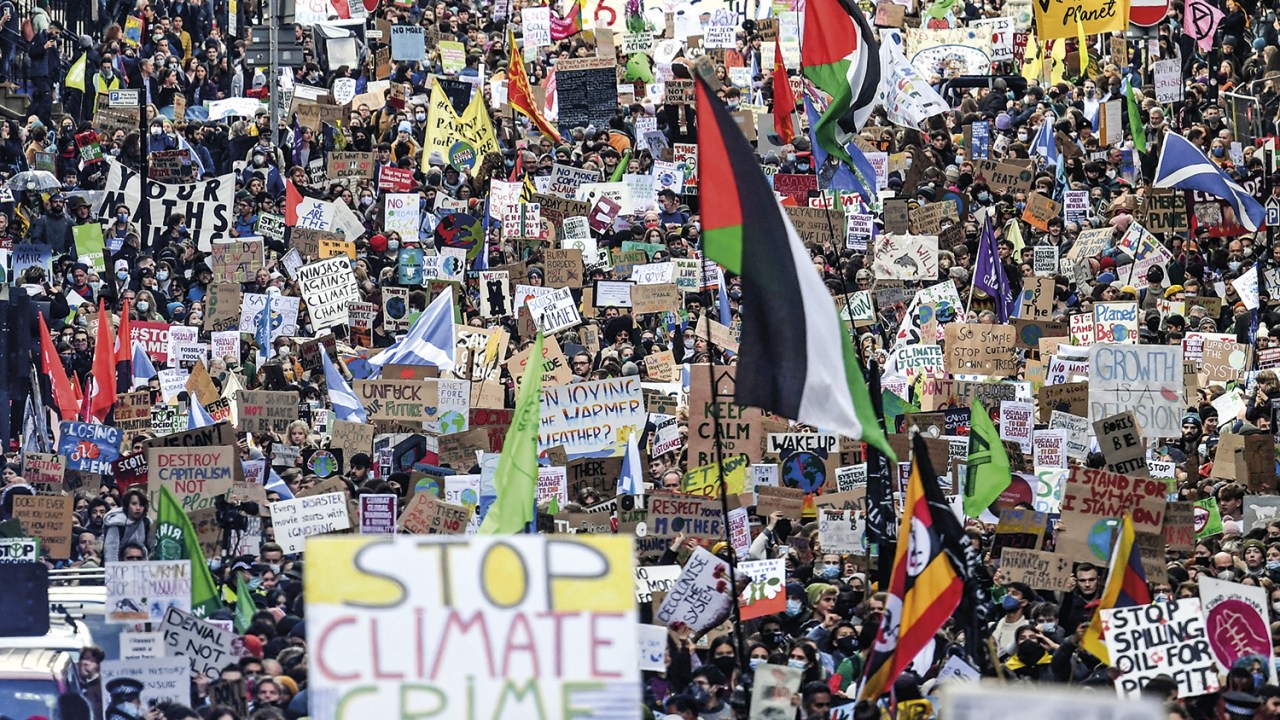 PRESSÃO - Manifestação de jovens em Glasgow: a cobrança de soluções para o clima fica cada vez mais forte -