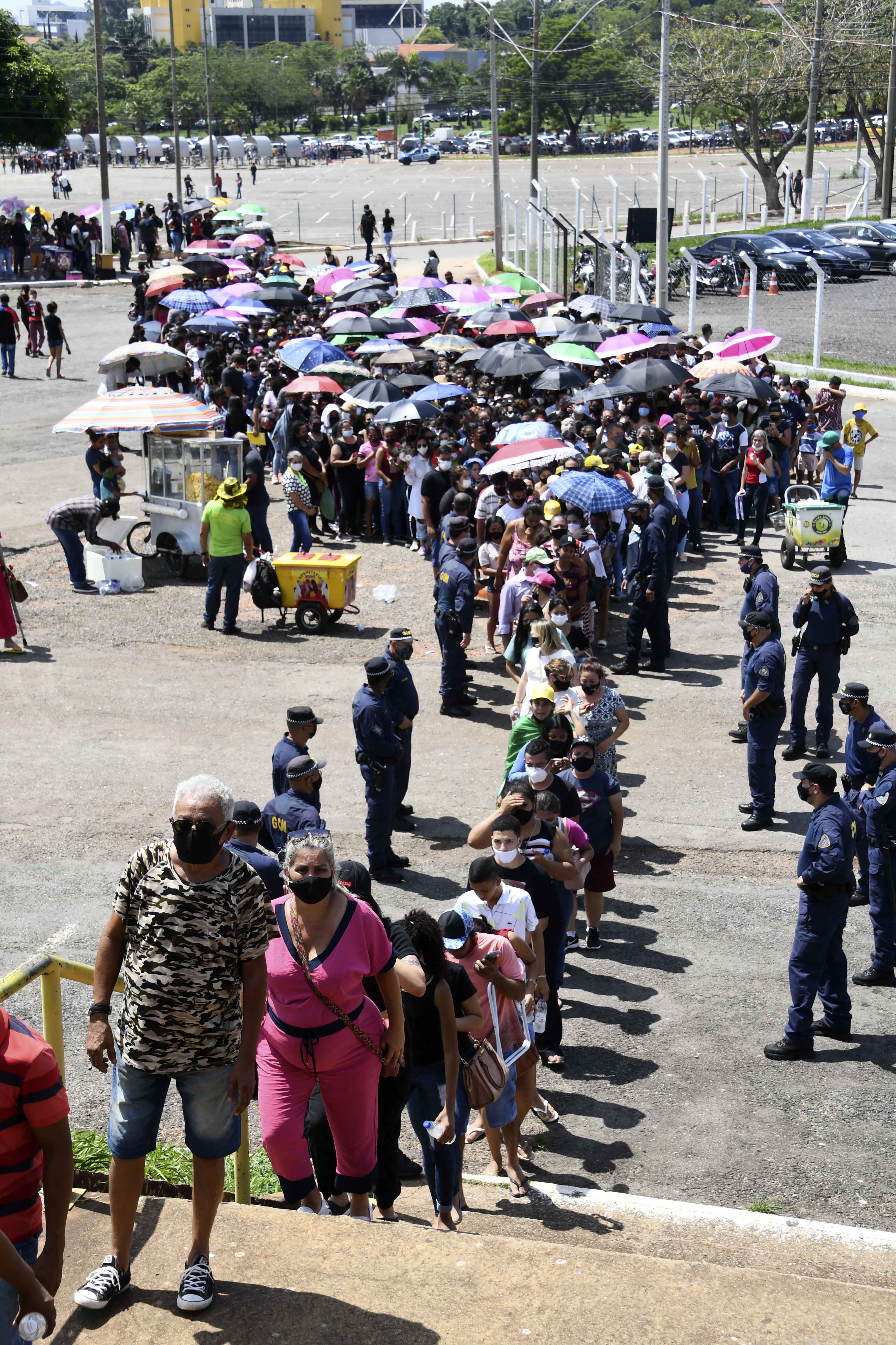 Hundreds of fans of Brazilian singer Marilia Mendonca, queue outside the Arena Goiania sports centre to attend her wake, in Goiania, state of Goias, Brazil, on November 6, 2021. - Marilia Mendonca, 26, one of the most popular of the 