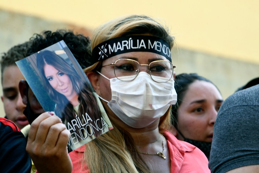 Fâ de marília Mendonça exibe foto da cantora durante velório em Goiânia