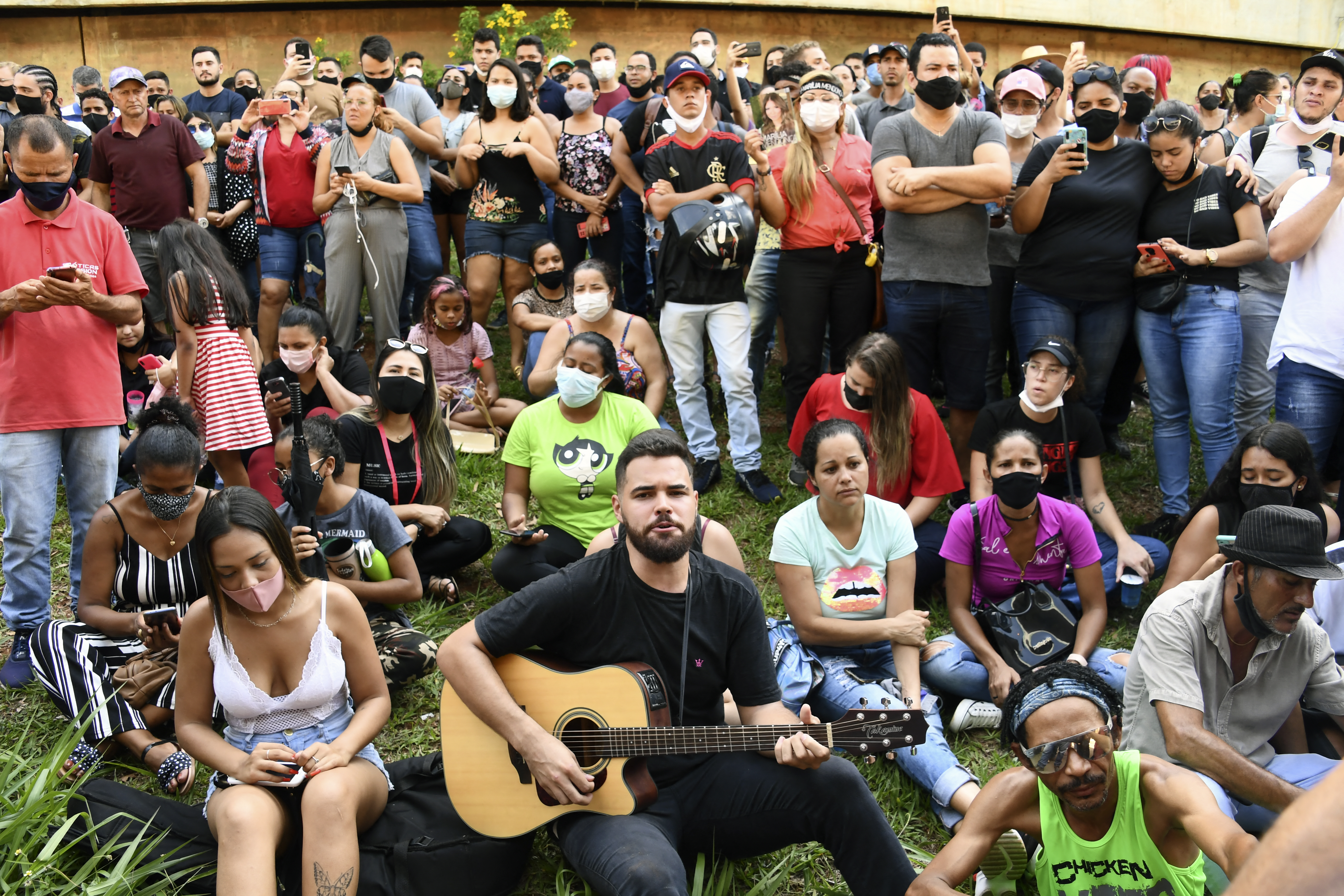 Fans gather outside the Arena Goiania sports centre during the wake of Brazilian singer Marilia Mendonca, in Goiania, state of Goias, Brazil, on November 6, 2021. - Marilia Mendonca, 26, one of the most popular of the 