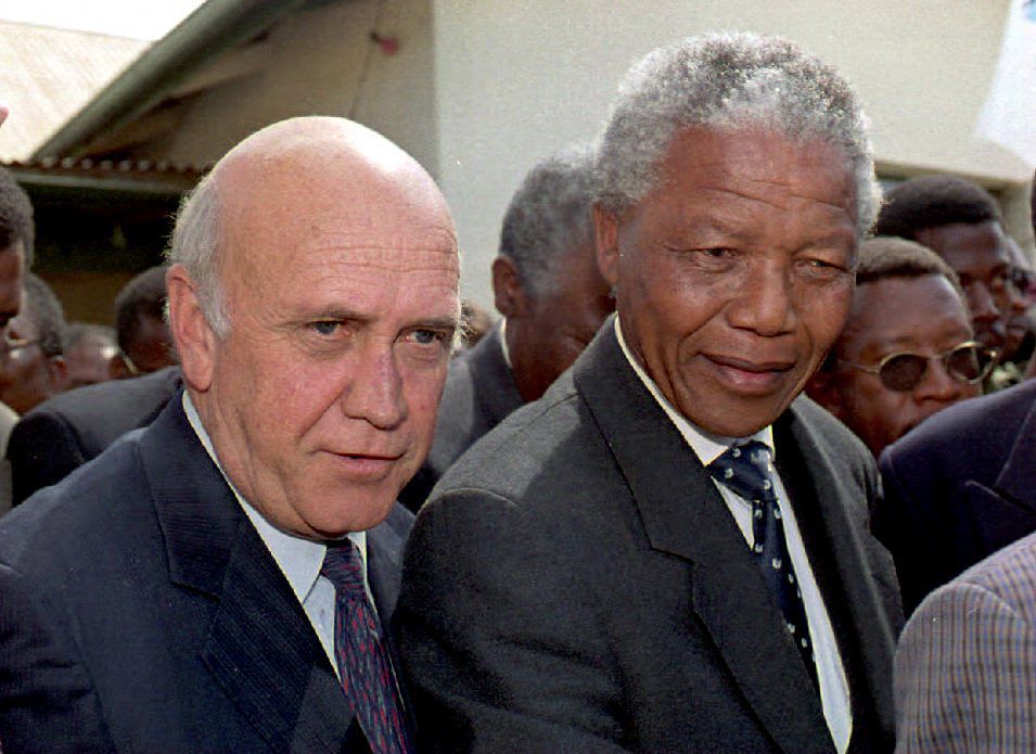 Frederik Willem de Klerk e Nelson Mandela durante evento em Moria, África do Sul. 03/04/1994