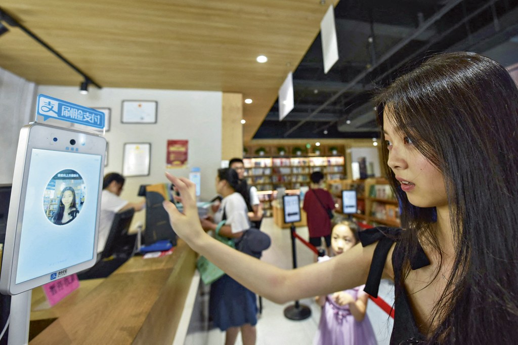 A DISTÂNCIA - Varejo na China: o dispositivo elimina o contato físico com a máquina na hora da compra -