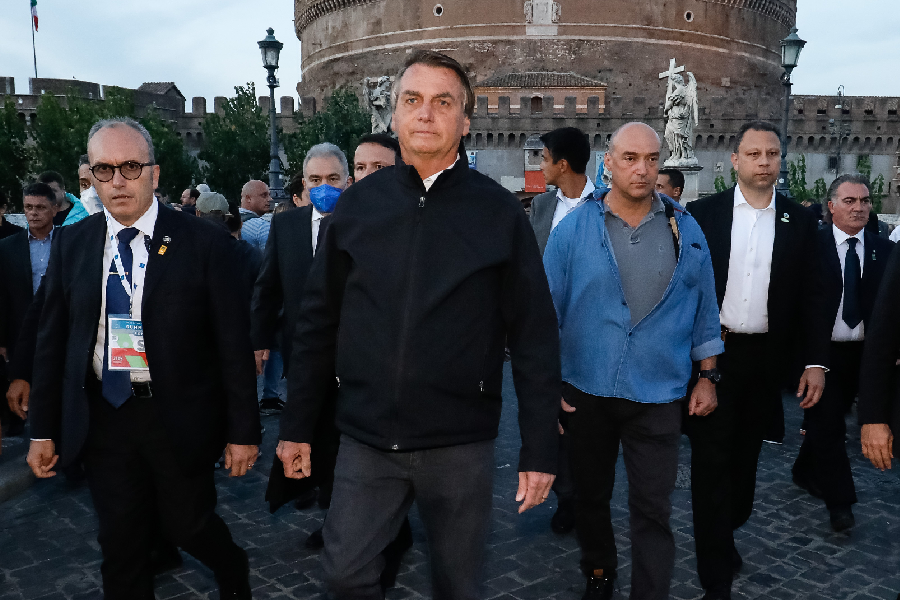 Bolsonaro caminhando com comitiva presidencial na Praça São Pedro, no Vaticano