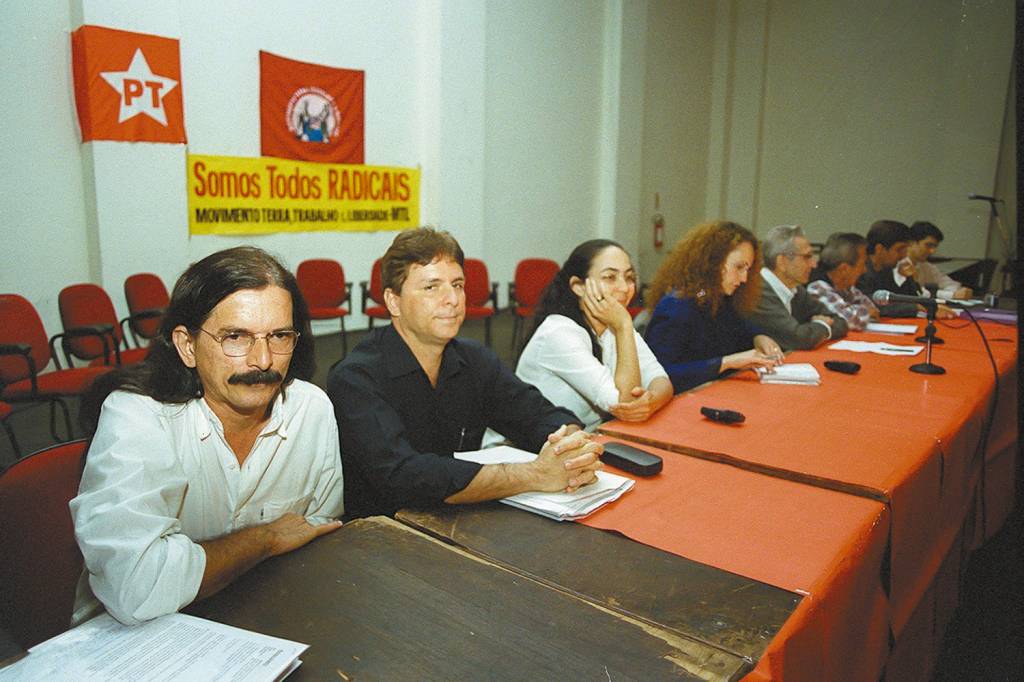 REBELDES - Parlamentares do PT em 2003: expulsos por rejeitarem a reforma da Previdência de Lula -