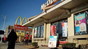 Muçulmana caminha em frente a um McDonald em Hamtramck,