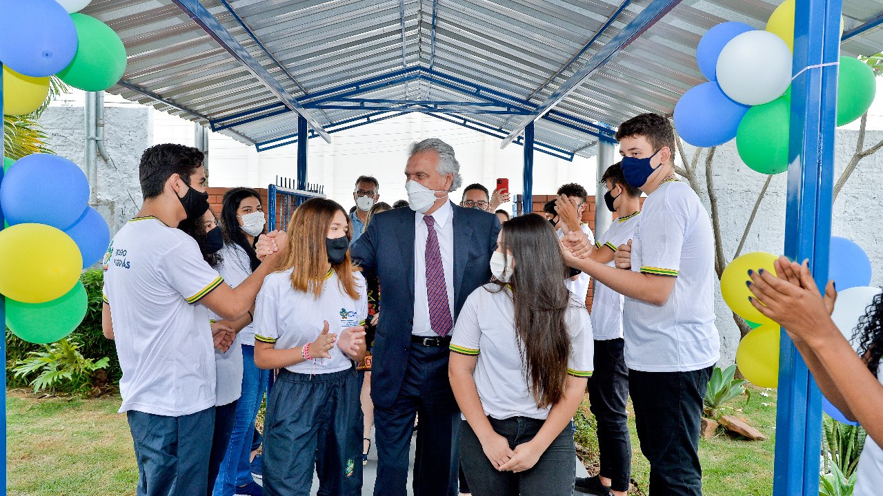 O governador de Goiás, Ronaldo Caiado, ao lado de estudantes do ensino médio