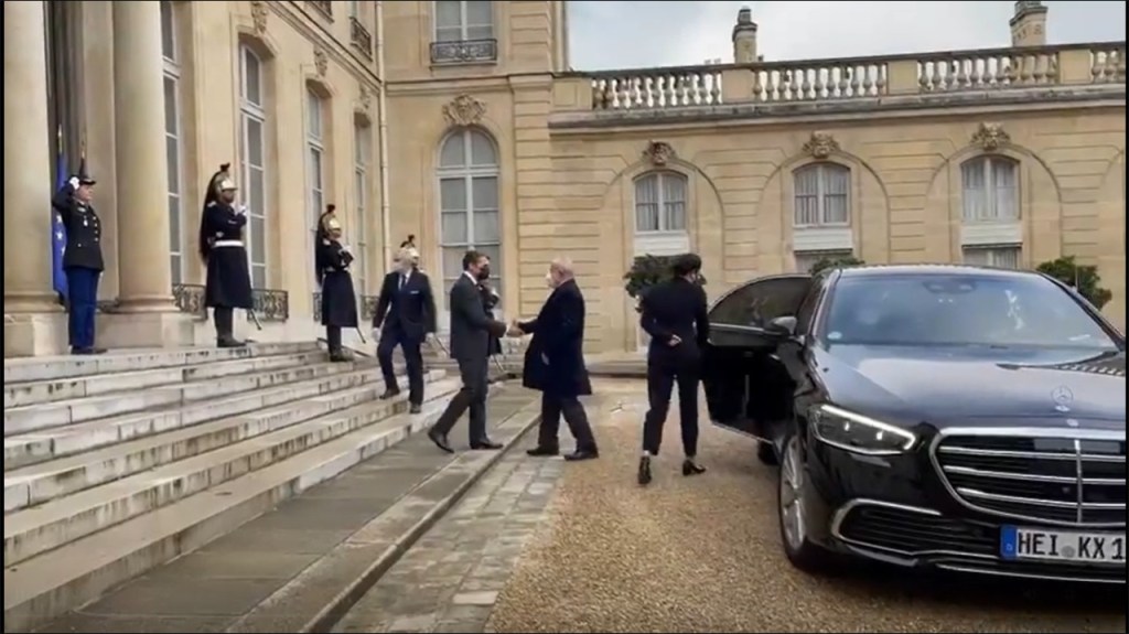 O presidente da França, Emmanuel Macron, recebe o ex-presidente Luiz Inácio Lula da Silva no Palácio do Élysée, em Paris