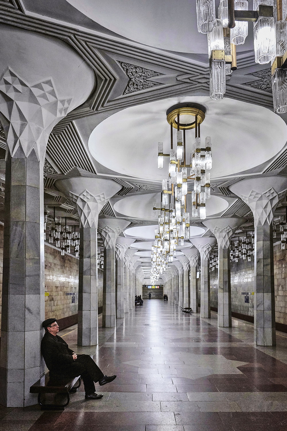 ABRE-Tashkent_Mustakillik_Maydoni_FrankHerfort_CCCPUnderground.jpg LUXO AO POVO - No Uzbequistão: fábricas criadas para fazer lustres -