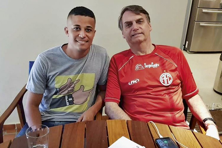 ELE SUBIU NA VIDA - Baptista, com Bolsonaro: o ex-motoboy de 31 anos, funcionário de Carlos, recebe 15 900 reais líquidos -