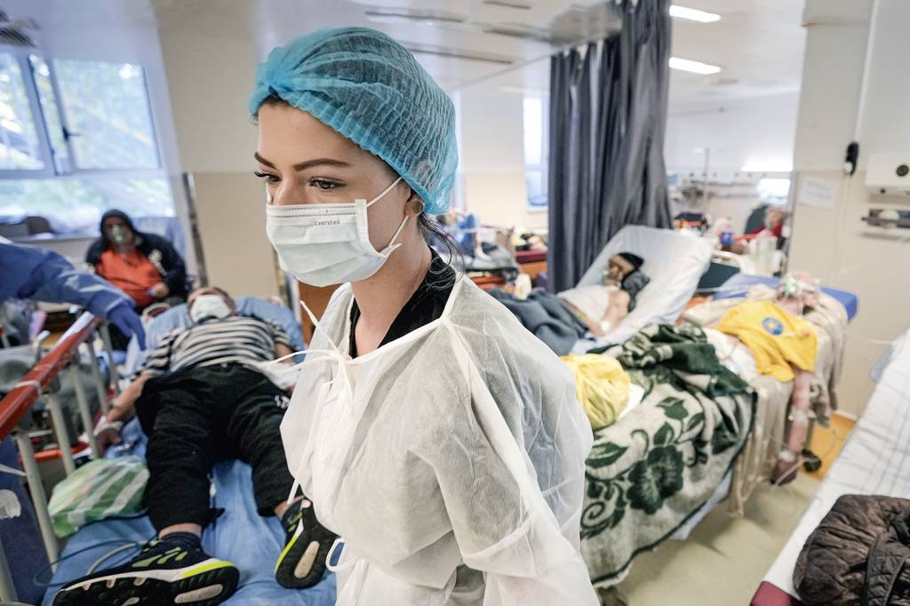 AP21295604142465.jpg STRESS - Internações em alta: hospitais na Romênia estão lotados -