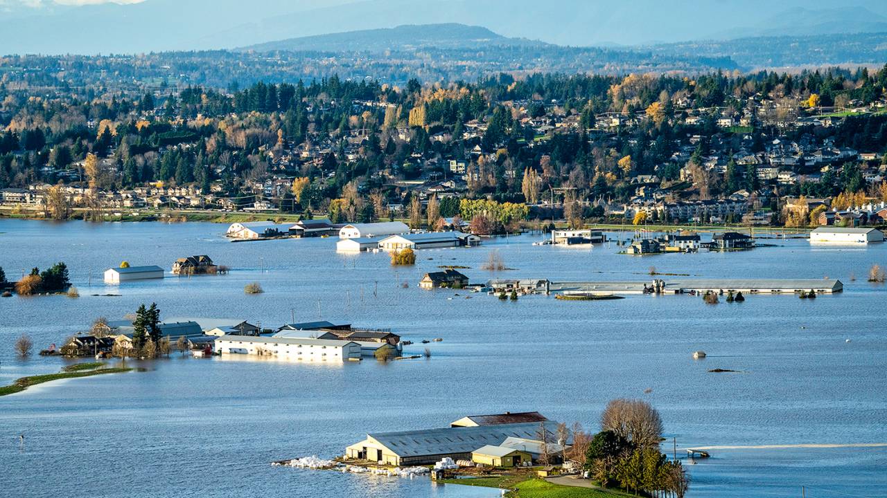 INUNDAÇÃO - Abbotsford, a uma hora de Vancouver: bairro submerso pelo temporal que destruiu estradas e ilhou a região -