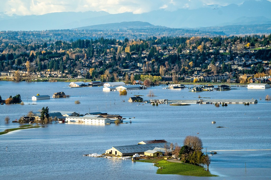 INUNDAÇÃO - Abbotsford, a uma hora de Vancouver: bairro submerso pelo temporal que destruiu estradas e ilhou a região -