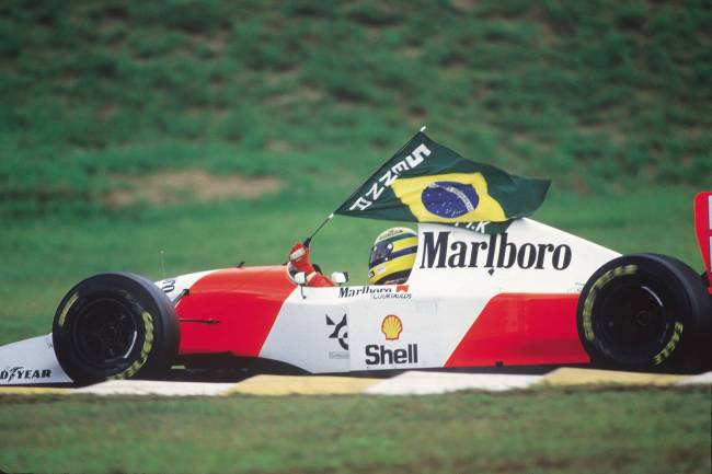 Ayrton Senna, da McLaren, comemorando a vitória no GP do Brasil de F1, no Autódromo de Interlagos, em 1993 -