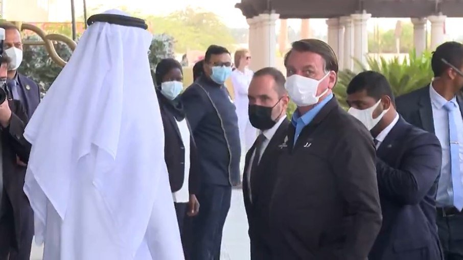 O presidente Jair Bolsonaro desembarcou usando máscara nos Emirados Árabes Unidos -