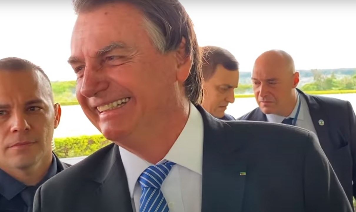 O presidente Jair Bolsonaro, em conversa com apoiadores em frente ao Alvorada