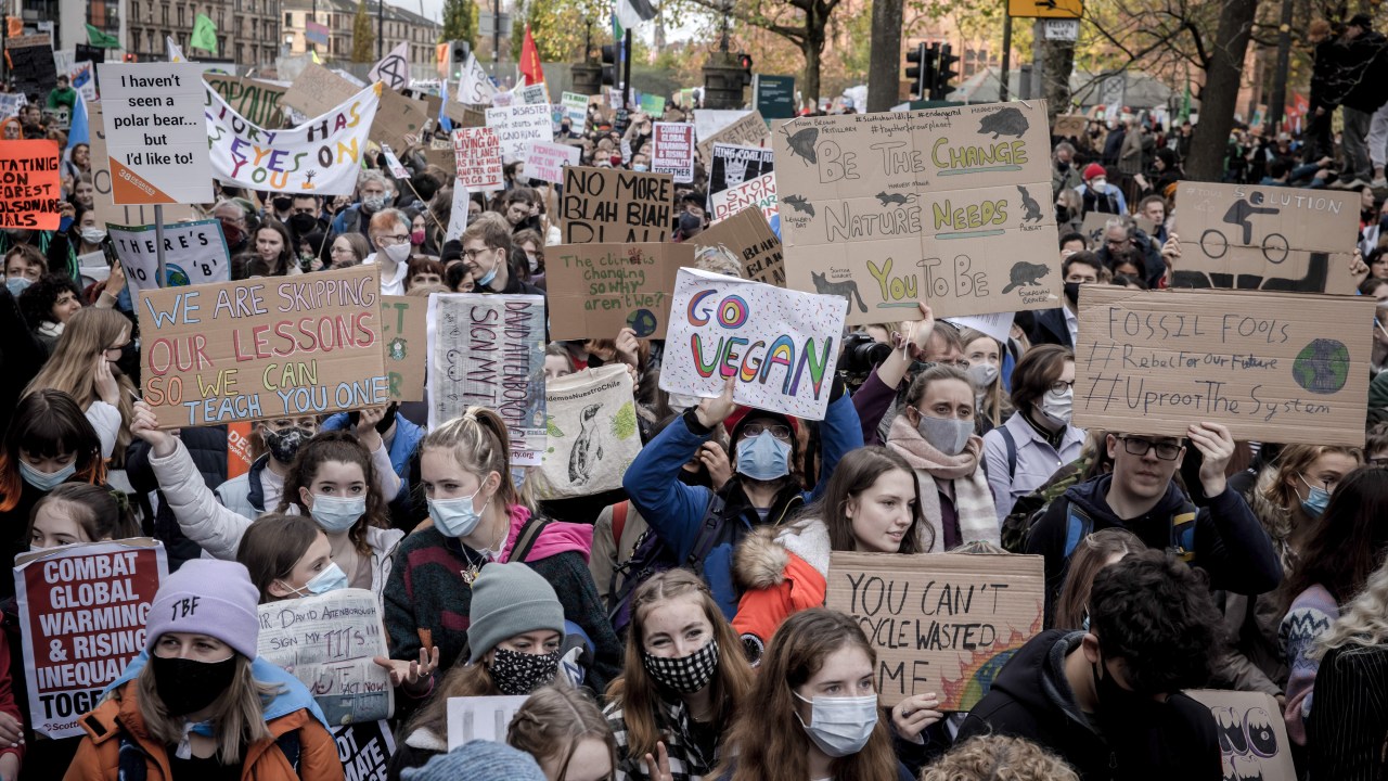 Climate activists march during a protest on the "Youth Day" at the COP26 climate talks in Glasgow, U.K., on Friday, Nov. 5, 2021. Photo: Jonne Roriz/Nosso Impacto