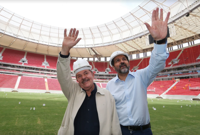 CONDENADO AO OSTRACISMO. O ex-presidente Lula visita o superfaturado Estádio Mané Garrincha ao lado do então governador do DF, Agnelo Queiroz: PT não empolga eleitores brasilienses na disputa pelo Palácio do Buriti.