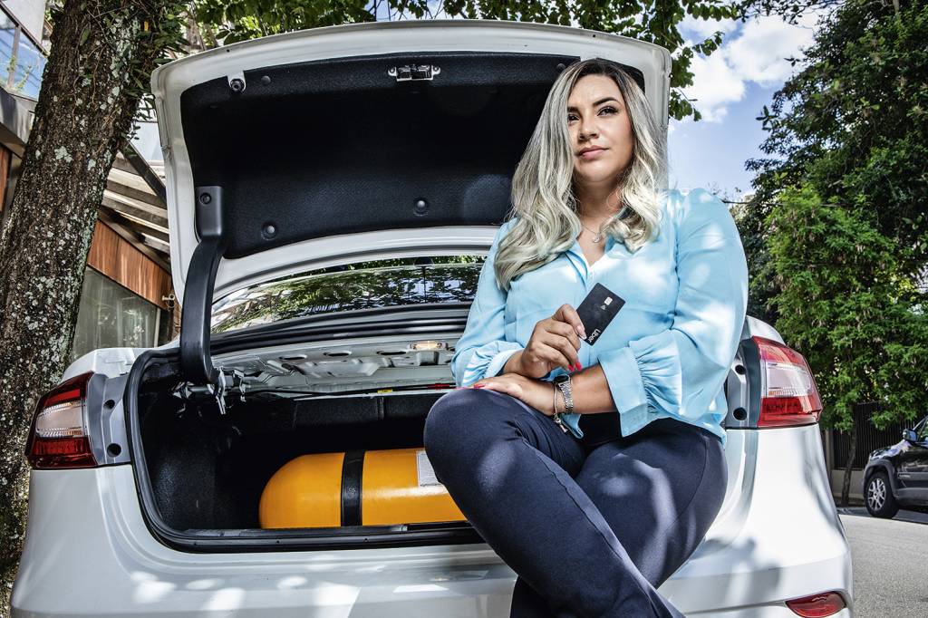 TROCA DE COMBUSTÍVEL - O aumento da gasolina levou a motorista de aplicativo Dayane Gonçalves Pereira a trocar seu Citroën C4 Lounge por um modelo adaptado com kit de gás natural veicular -