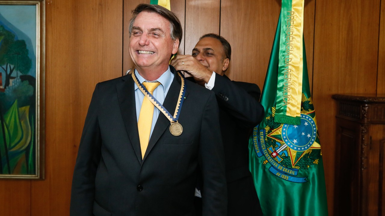 Marcelo Buhatem, presidente da Associação Nacional dos Desembargadores, condecora o presidente Jair Bolsonaro em abril de 2021