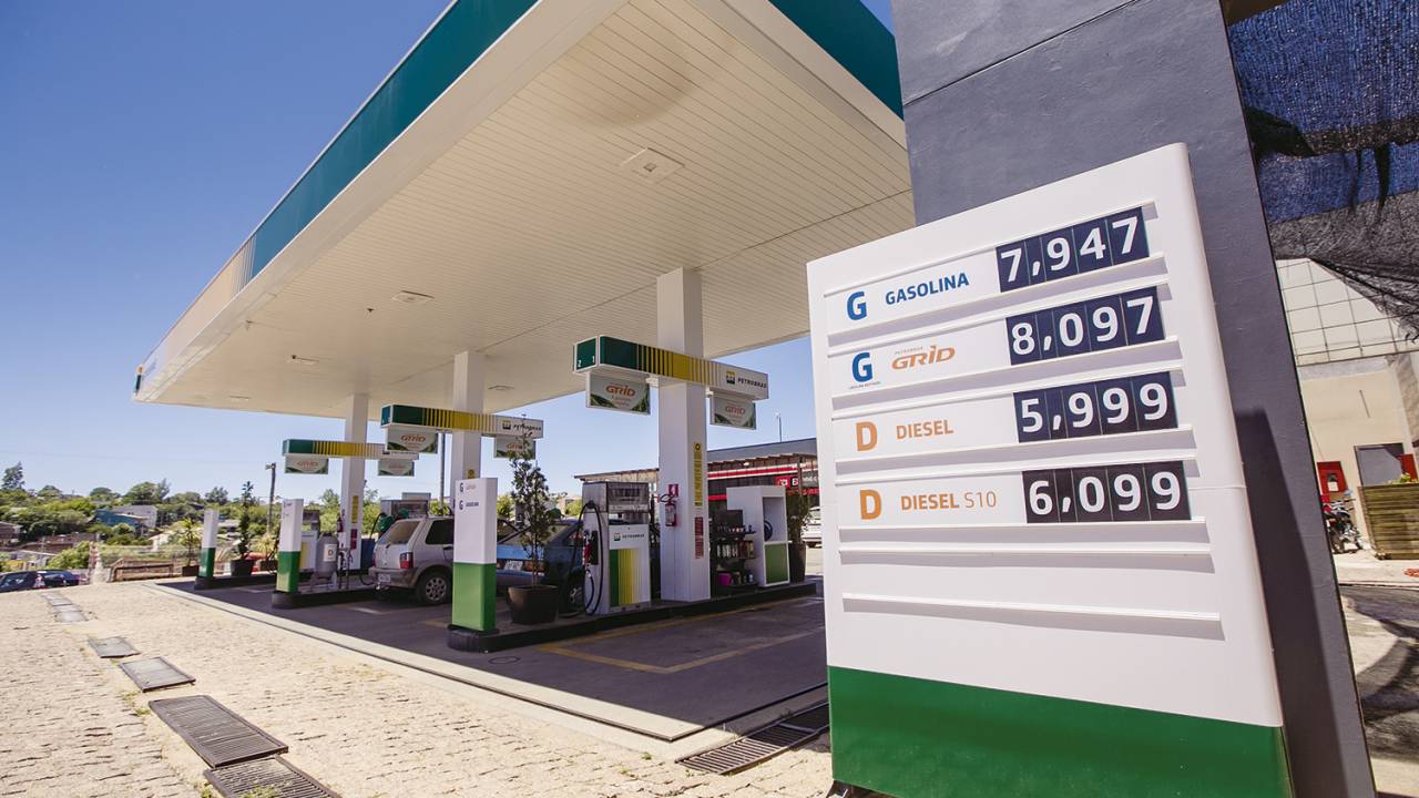 DESCONTROLE - Posto em Bagé (RS): litro da gasolina próximo a 8 reais -