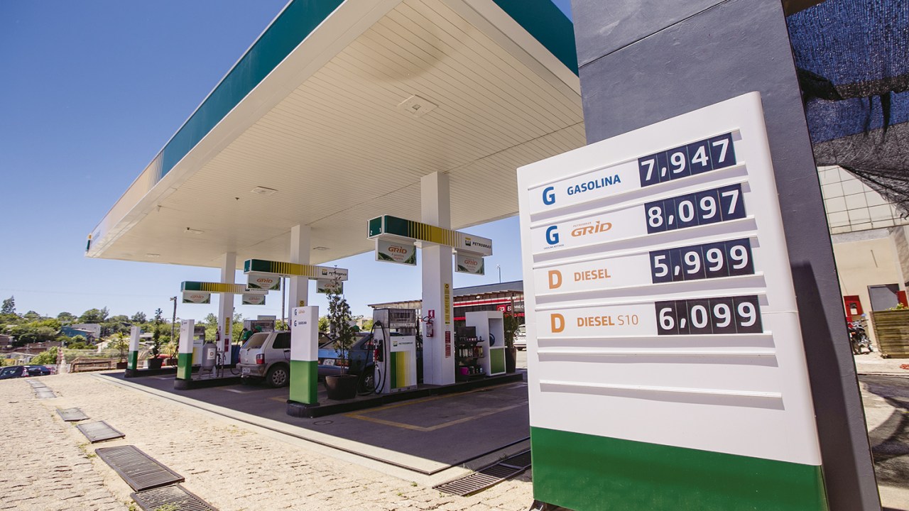 DESCONTROLE - Posto em Bagé (RS): litro da gasolina próximo a 8 reais -