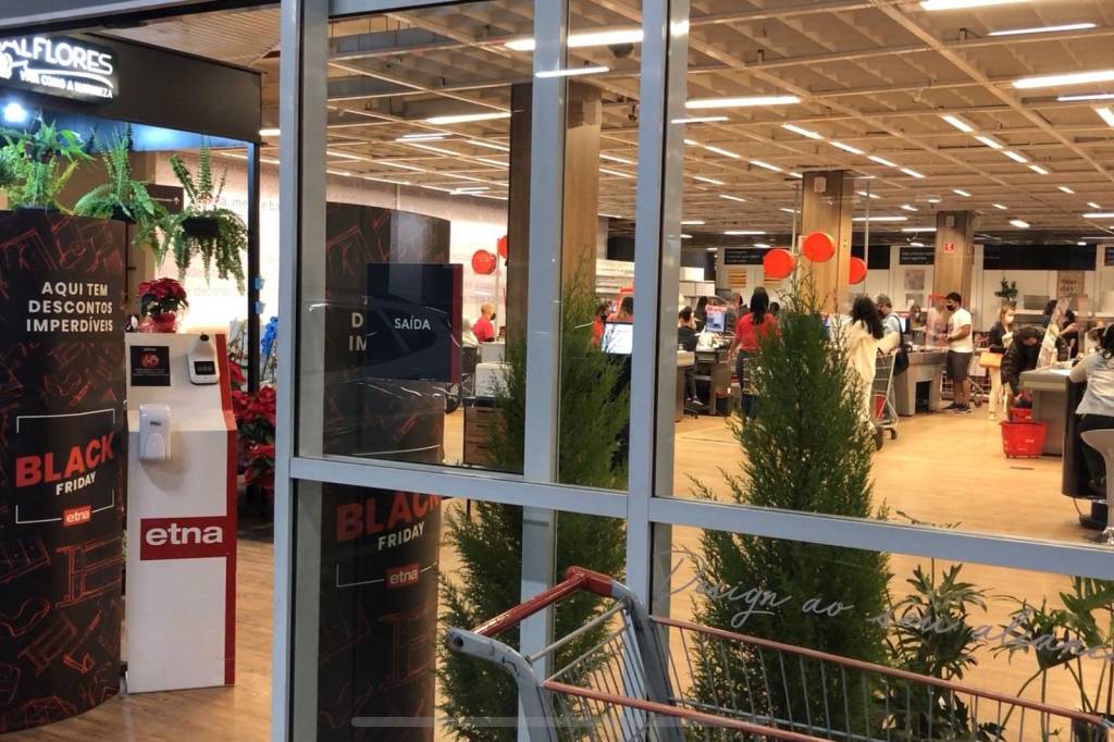 Clientes brigam por itens em Black Friday e loja antecipa fechamento