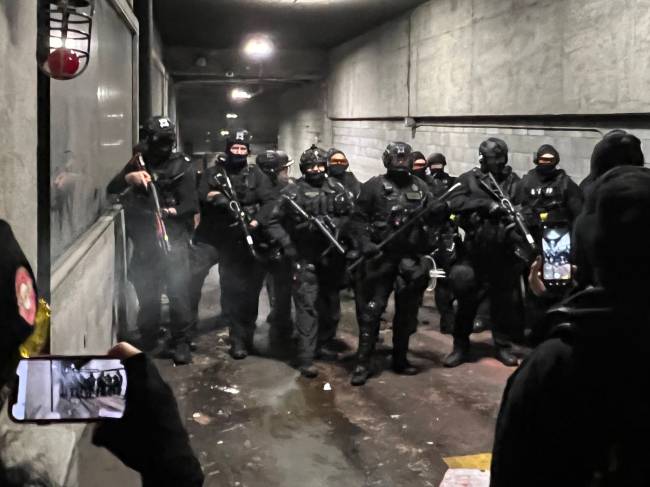 Polícia enfrenta manifestantes em Portland, Oregon - 19/11/2021