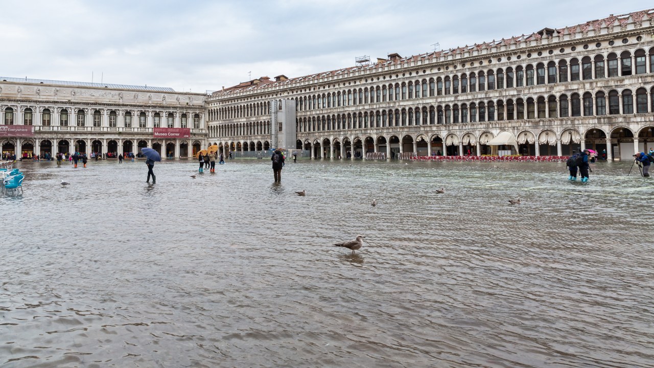 Fenômeno acqua alta na cidade de Veneza, em novembro