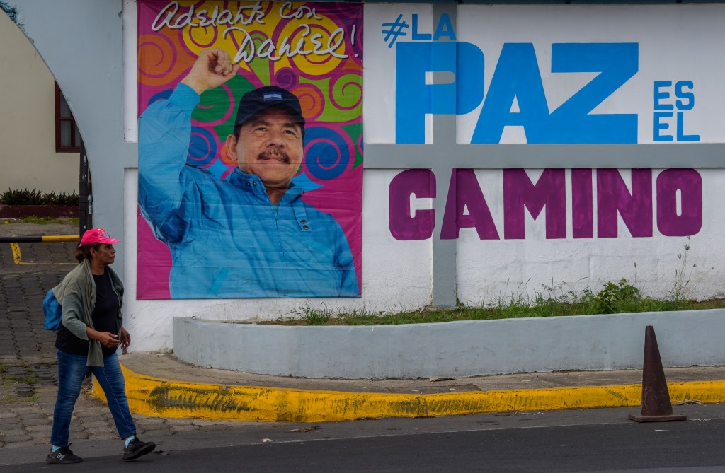 Propaganda política do presidente Daniel Ortega nas ruas de Managua, na Nicarágua
