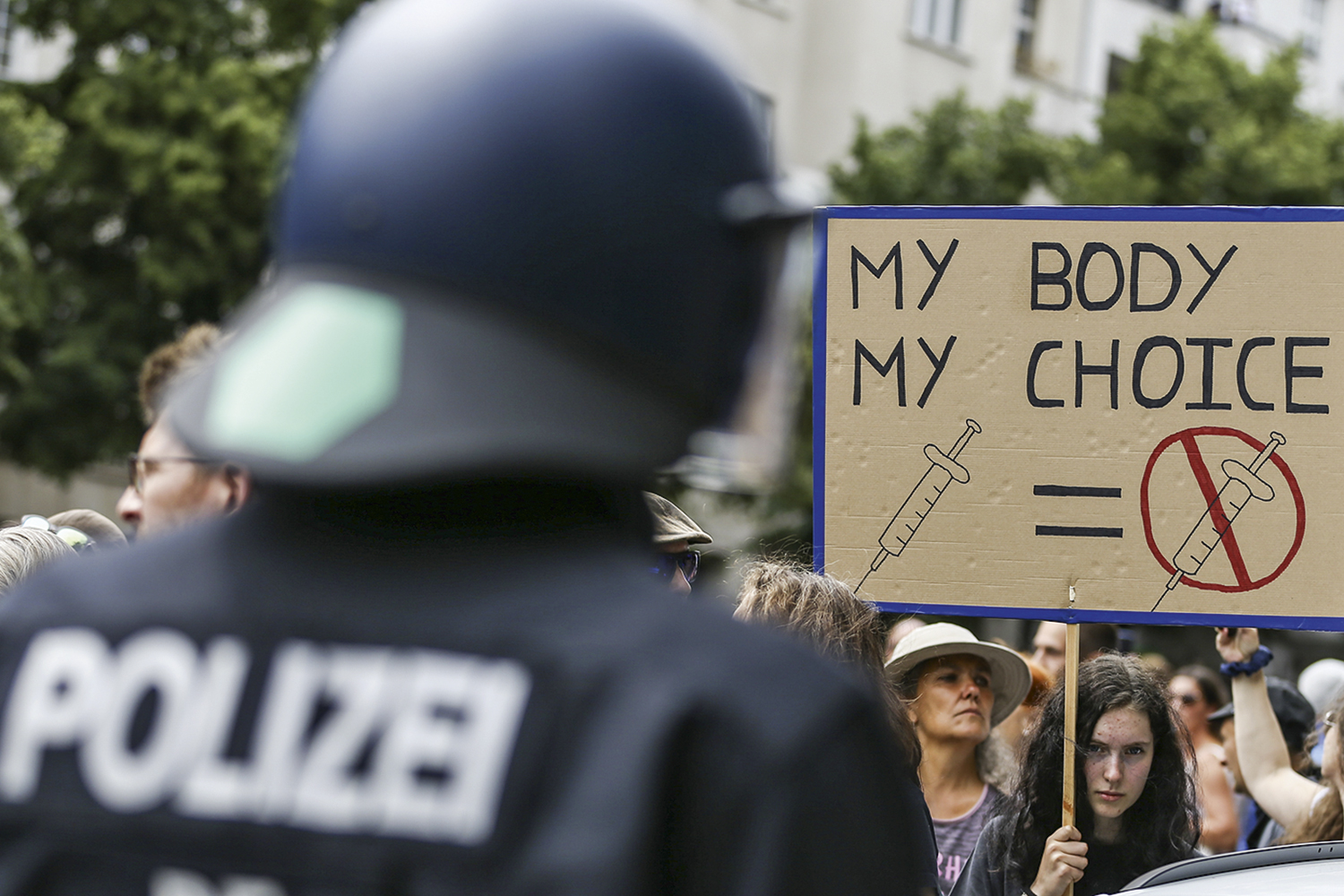 IGNORÂNCIA - Eles só atrapalham: protesto contra a vacinação na Alemanha -