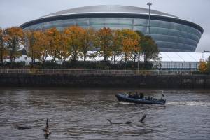 Policiais patrulham o rio Clyde, em Glasgow, nesta segunda-feira (1º)