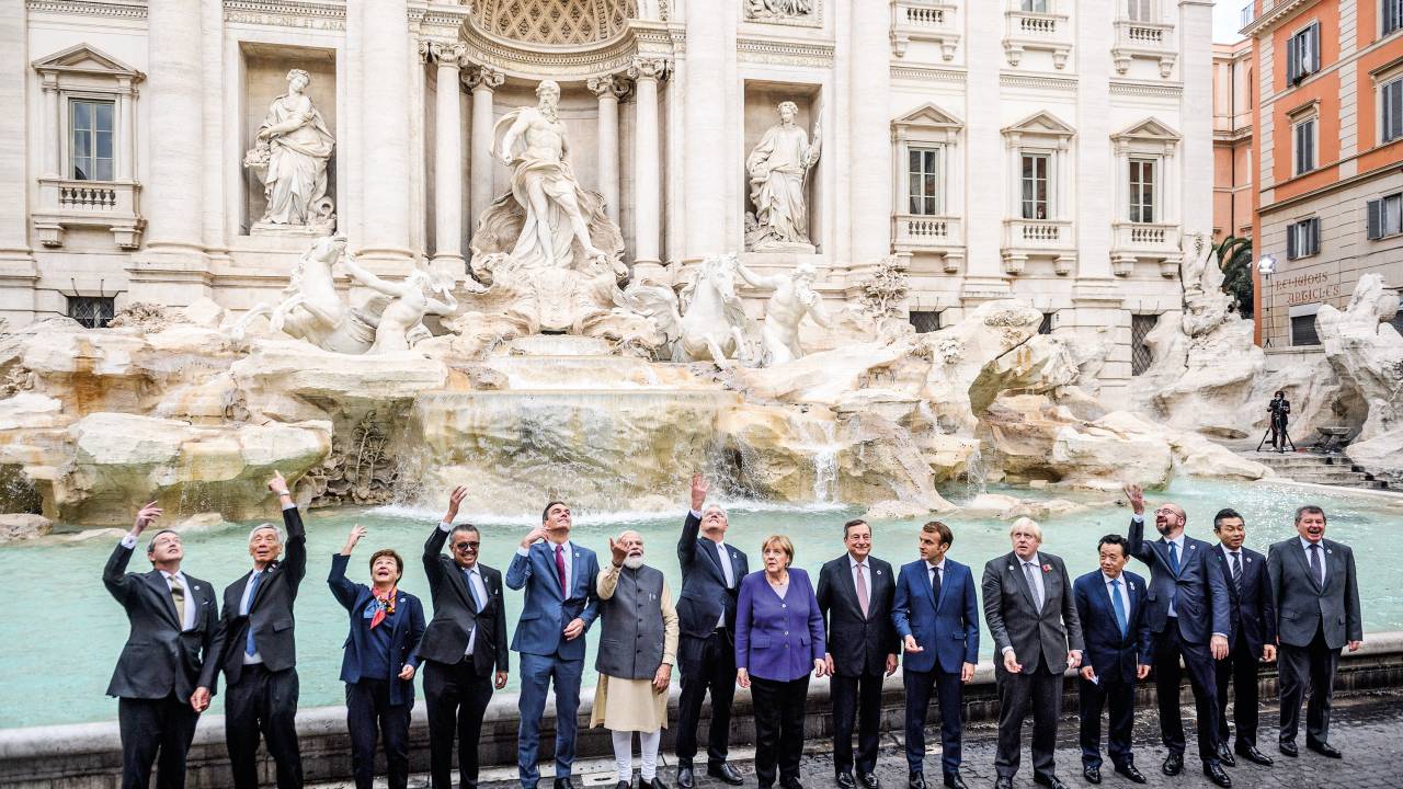 TRIBUTOS - Os líderes jogando moedas na Fontana de Trevi: enquanto isso, o presidente dos Estados Unidos brigava por sua ideia -