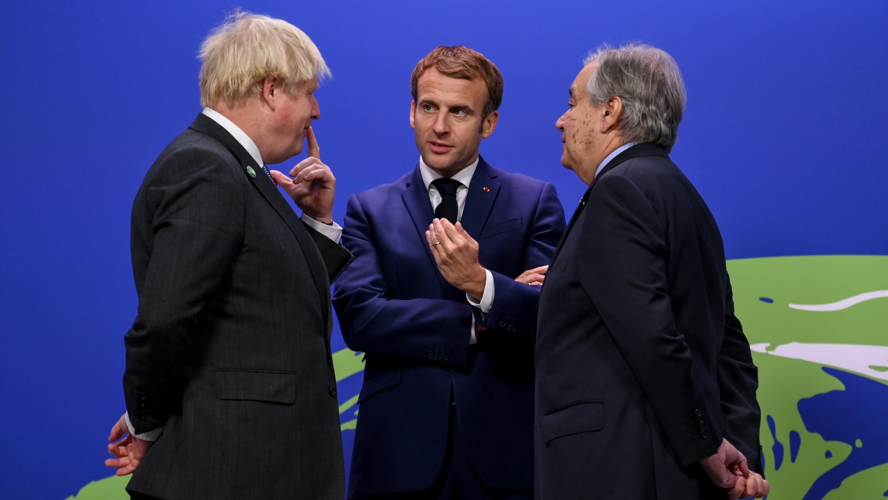Premiê britânico, Boris Johnson, presidente francês, Emmanuel Macron, e secretário-geral da ONU, António Guterres, conversam em Glasgow. 01/11/2021