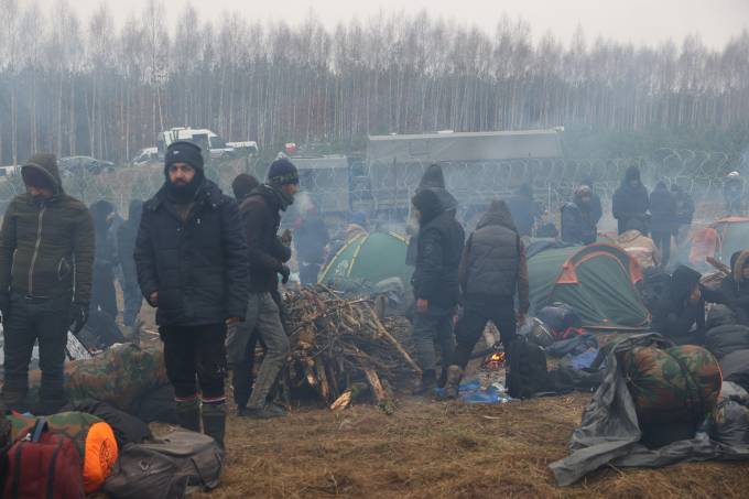 Imigrantes enfrentam temperaturas abaixo de zero na fronteira entre a Polônia e o Belarus