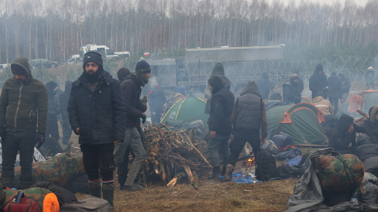 Imigrantes enfrentam temperaturas abaixo de zero na fronteira entre a Polônia e o Belarus