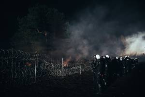 Centenas de policiais e militares cercaram a fronteira e prenderam imigrantes