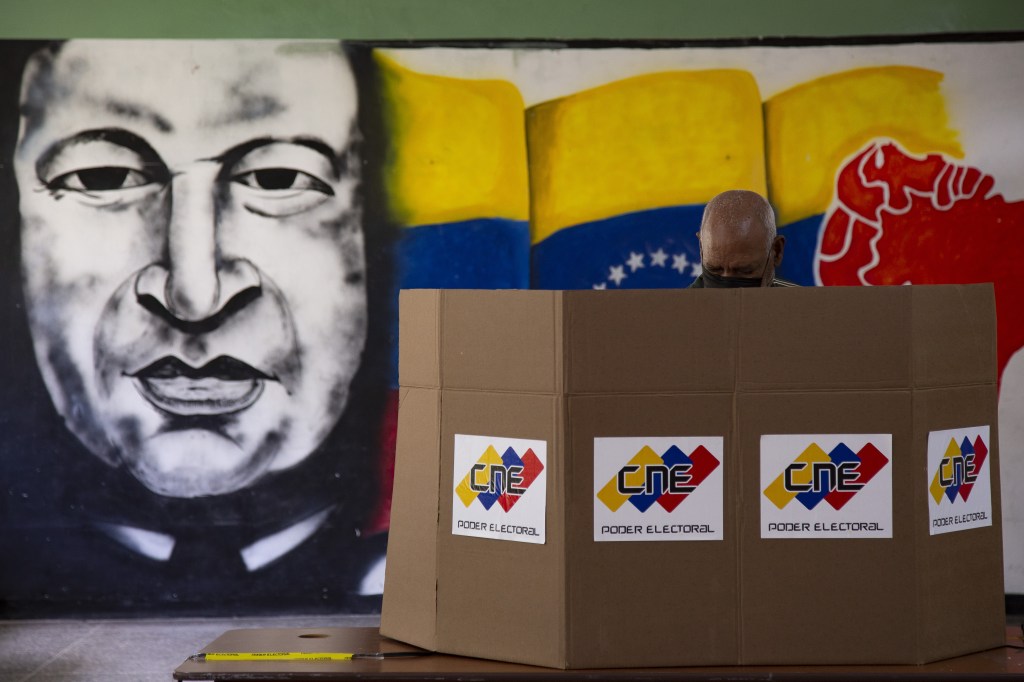 Homem vota em seção eleitoral em Caracas, Venezuela - 22/11/2021
