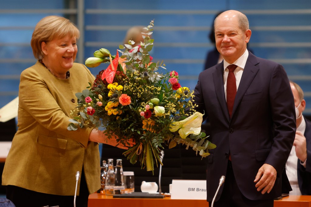 Angela Merkel e Olaf Scholz durante reunião semanal do gabinete em Berlim - 24/11/2021