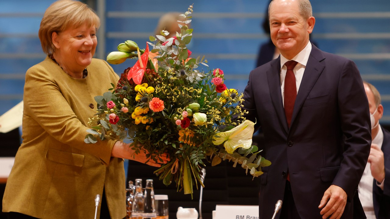 Angela Merkel e Olaf Scholz durante reunião semanal do gabinete em Berlim - 24/11/2021