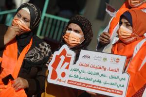 Palestinas participam de marcha contra a violência na Cidade de Gaza no último domingo (28)