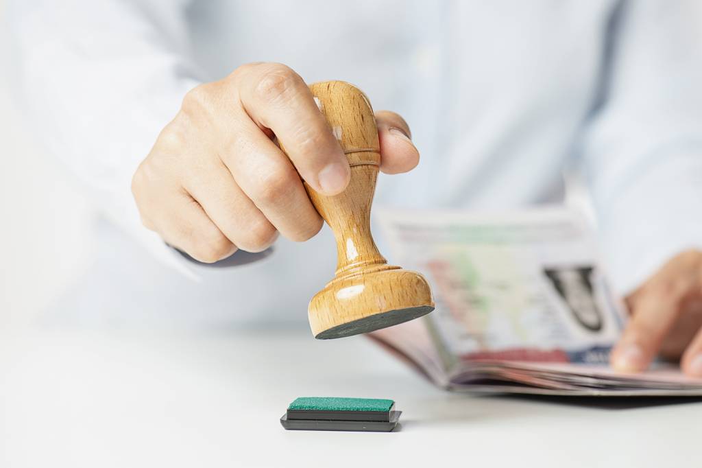 GettyImages-1295978515.jpg CARIMBADO - Passaporte: para embarcar, é preciso comprovar a vacinação -