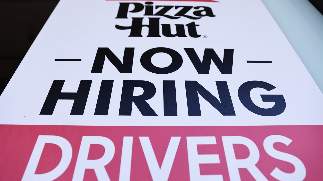 LOS ANGELES, CALIFÓRNIA - 6 DE AGOSTO: Um sinal de 'Agora contratando' é afixado em uma Pizza Hut em 6 de agosto de 2021 em Los Angeles, Califórnia. A economia dos EUA criou mais de 900.000 empregos em julho, o maior ganho mensal desde agosto do ano passado. (Foto de Mario Tama / Getty Images)