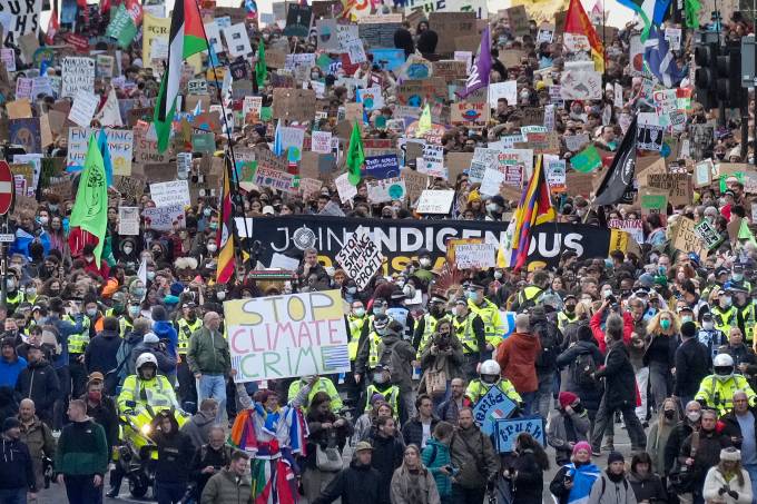 Movimento Fridays for Future, de Greta Thumberg, leva milhares às ruas de Glasgow nesta sexta-feira (5)