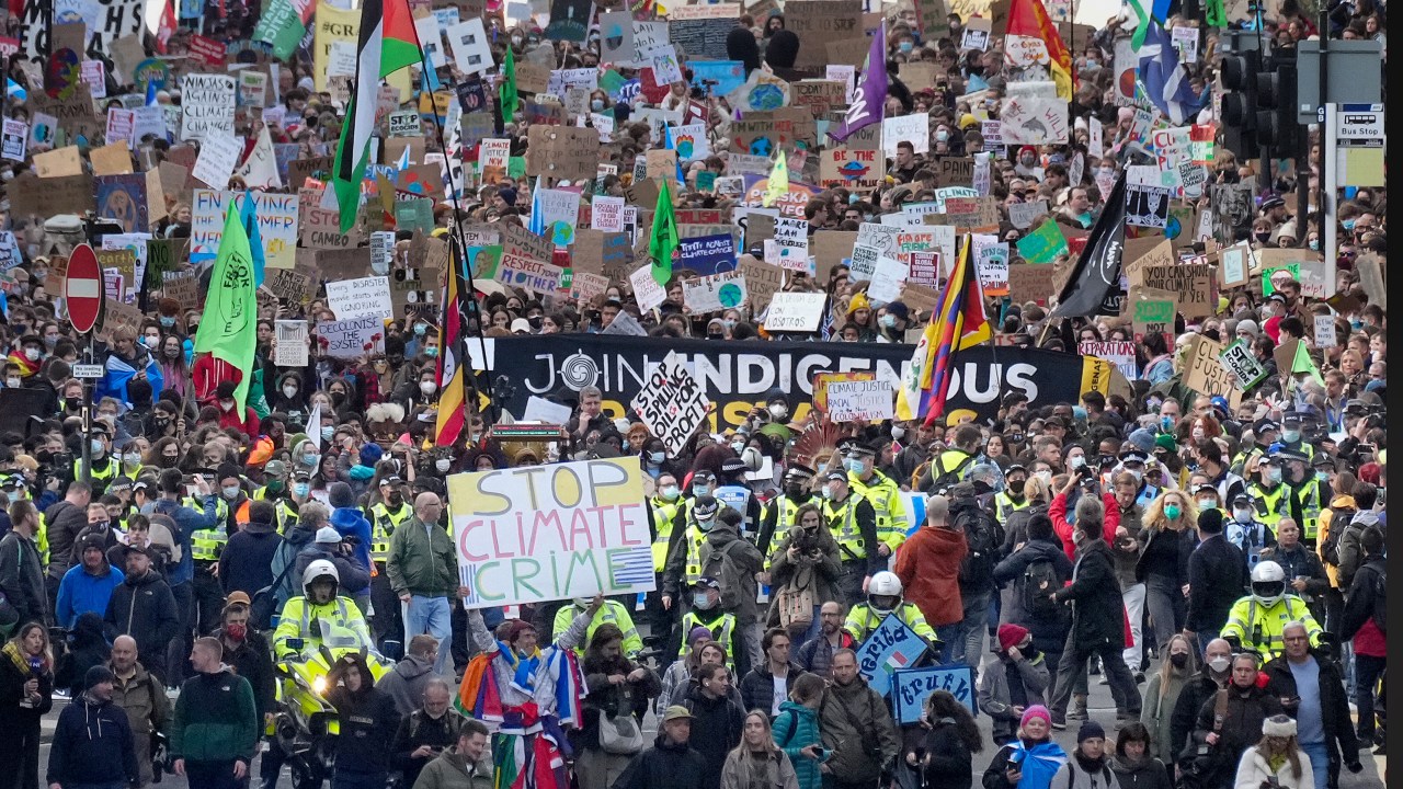 Movimento Fridays for Future, de Greta Thumberg, leva milhares às ruas de Glasgow nesta sexta-feira (5)