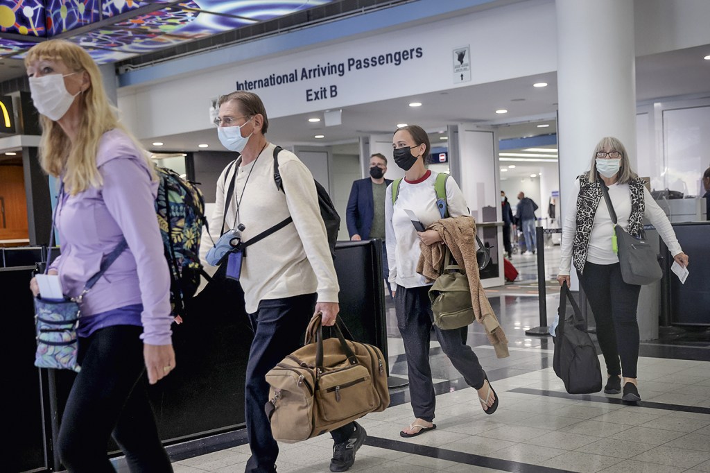 DESEMBARQUE - Aeroporto de Chicago: no primeiro dia da volta à normalidade, forte movimento de passageiros -