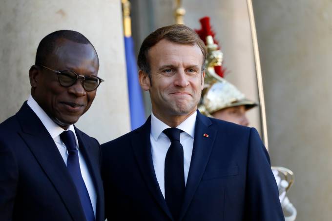 O presidente da França, Emmanuel Macron, e o líder do Benin, Patrice Talon, participam de encontro em Paris