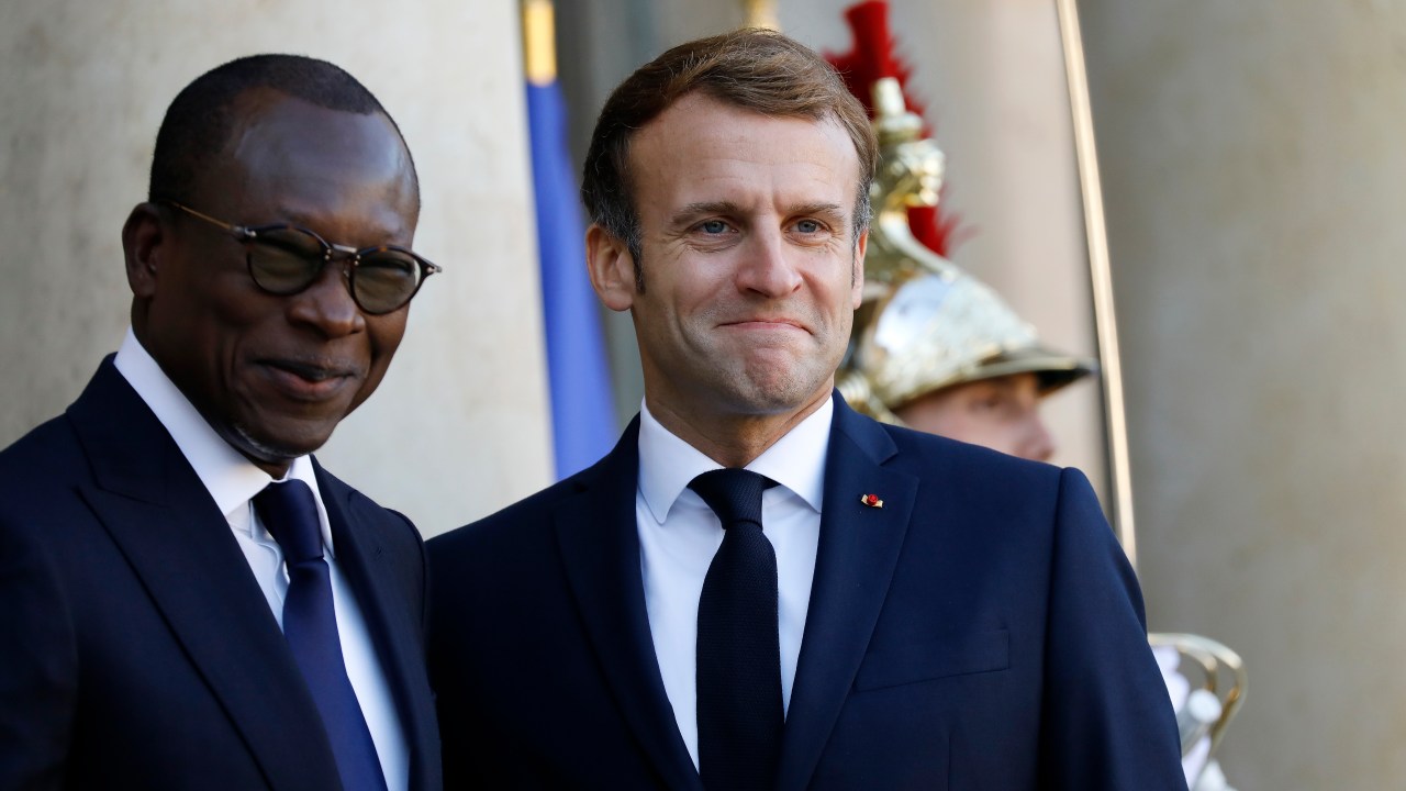 O presidente da França, Emmanuel Macron, e o líder do Benin, Patrice Talon, participam de encontro em Paris