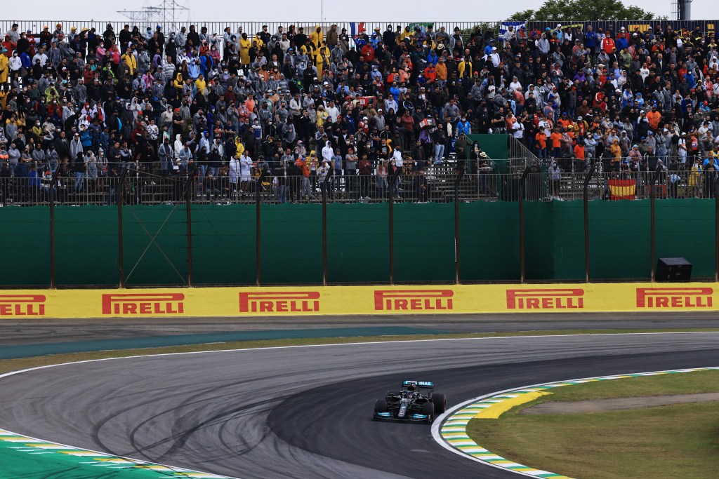 A Mercedes de Lewis Hamilton na prova de classificação para a sprint race em Interlagos