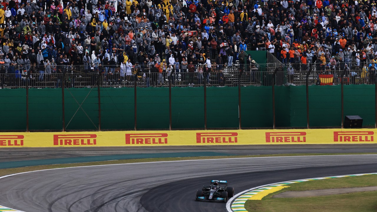 A Mercedes de Lewis Hamilton na prova de classificação para a sprint race em Interlagos